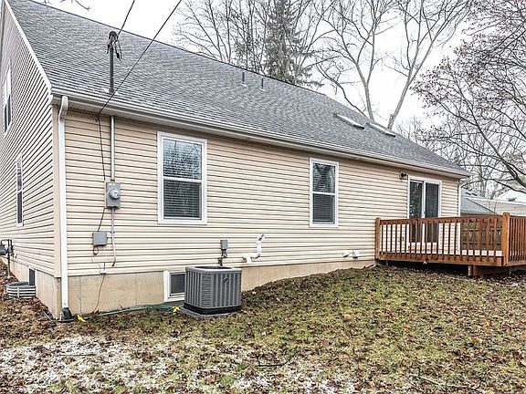5th image of 2365 Pinecrest Ave