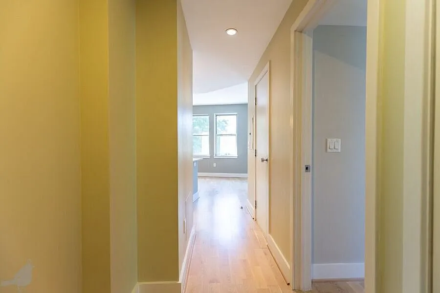 Sleek 2 Bedroom, Corner Unit with Park View and Amazing Roof Deck! — Photo 4