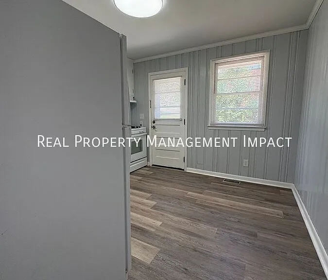 906 Springdale Dr — Photo 8