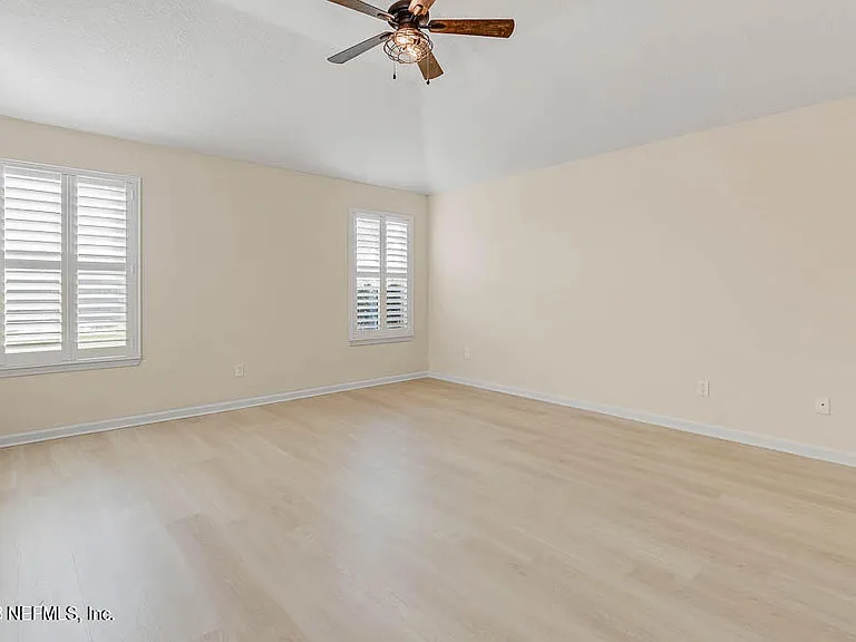813 W American Eagle Dr — Photo 16