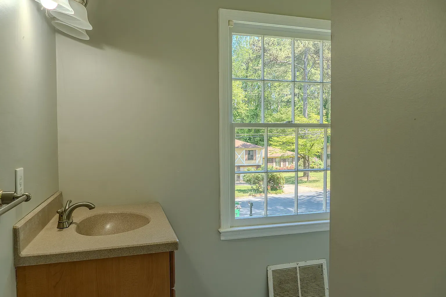 5 bed, 2449 sqft, $2,756 — Photo 4