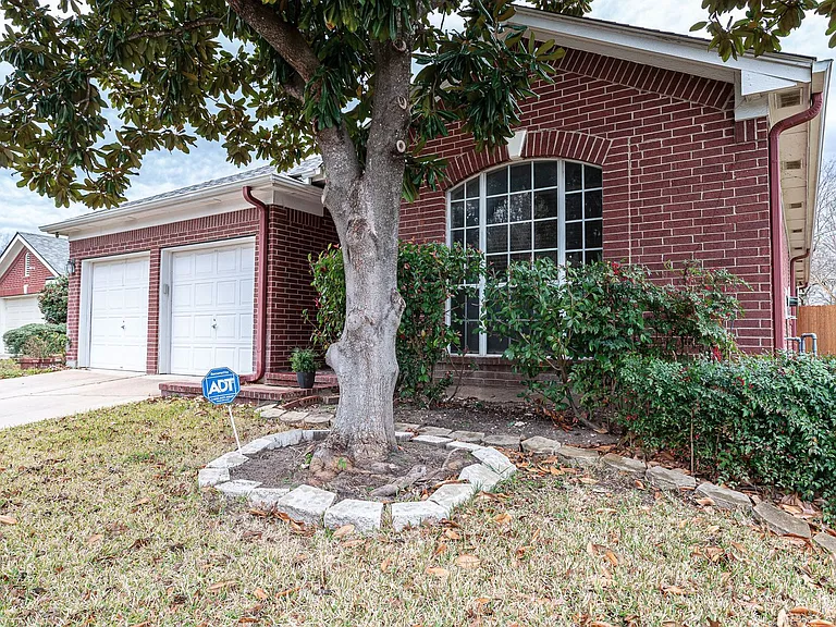 1235 Blackthorn Dr — Photo 3