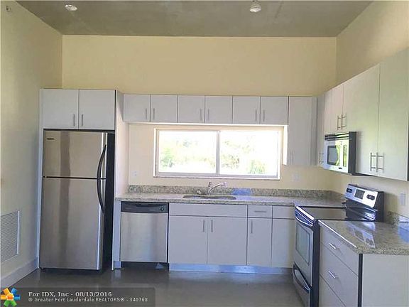 4th image of 716 SE 12th St APT 12