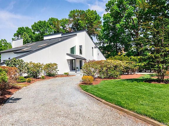 2nd image of 7 Midhampton Ct