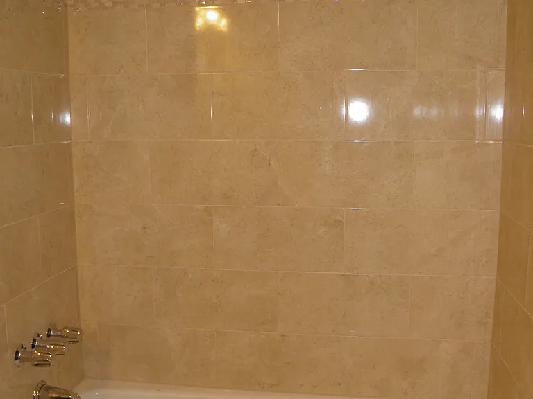 Hall bathtub/Shower