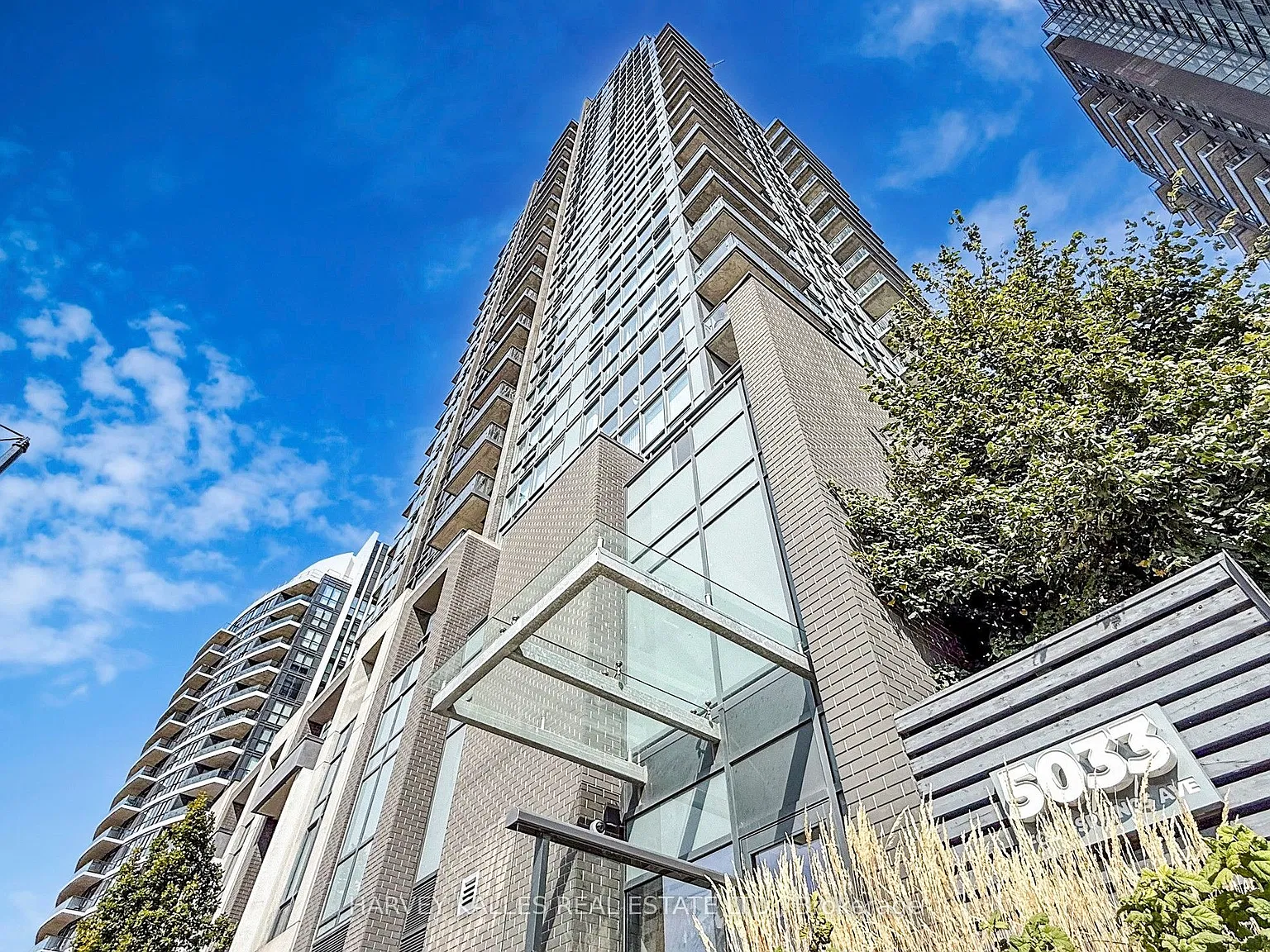 Pinnacle Uptown Amber Condos — Photo 2