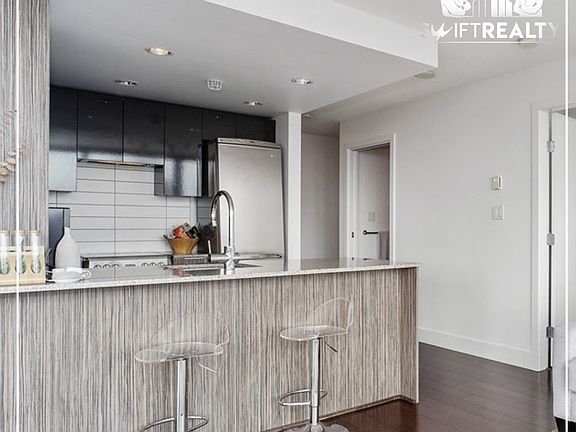 04_1701-1088 Richard St_Kitchen High Chairs_12042024