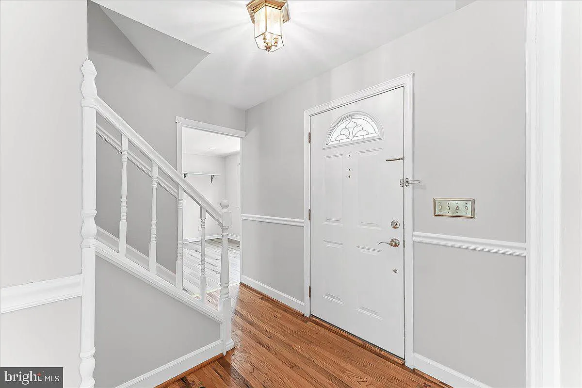4 bed, 2.5 bath, 2765 sqft, $3,695 — Photo 2