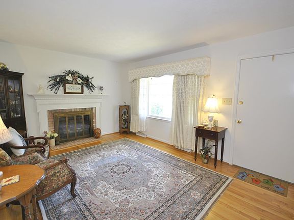 2nd image of 120 Woodbine Dr