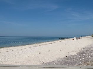 8 Henry Lewis Ln, Riverhead, NY 11901