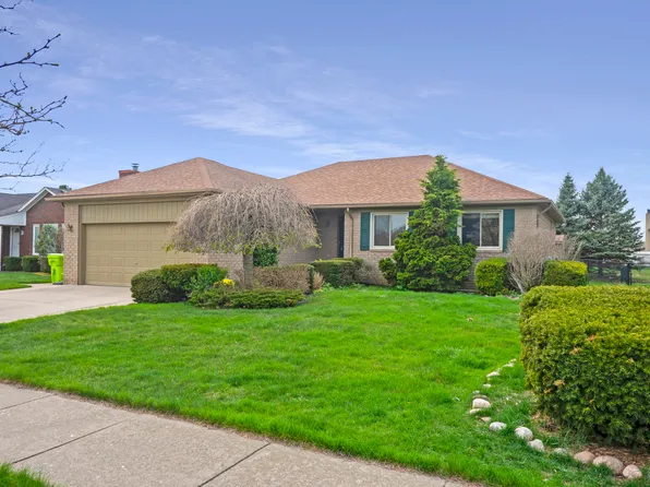 47467 Star Valley Dr, Macomb, MI 48044