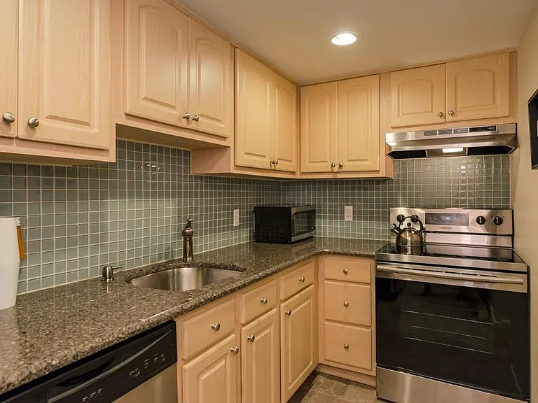 390 Riverway #1 — Photo 5