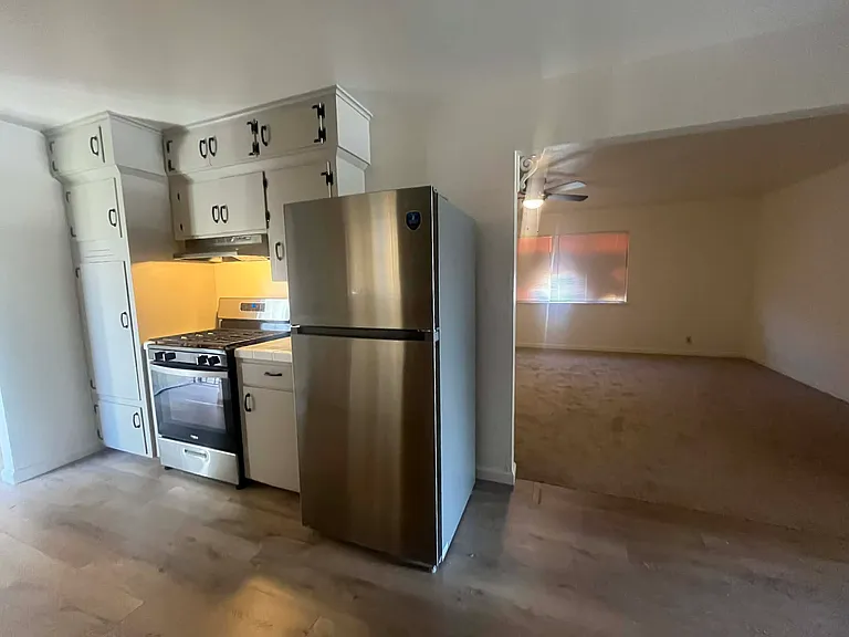 480 Iona Ave — Photo 11