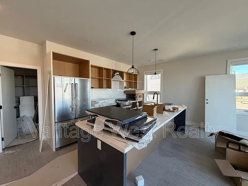 4 bed, 2.5 bath, 2442 sqft, $3,800 — Photo 3