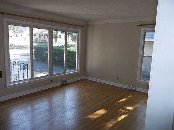 3rd image of 544 Arlington Ave W