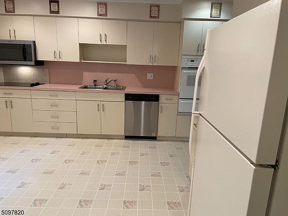 4th image of 8 Tuxedo Dr