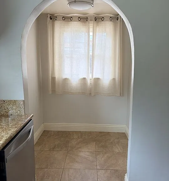 2142 S Victoria Ave — Photo 18