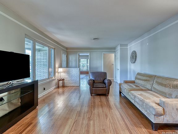 5th image of 518 Oakleaf Dr