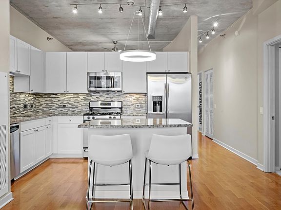 2nd image of 720 N Larrabee St APT 1302