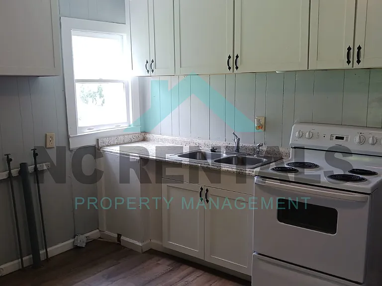 1410 Maple St — Photo 4