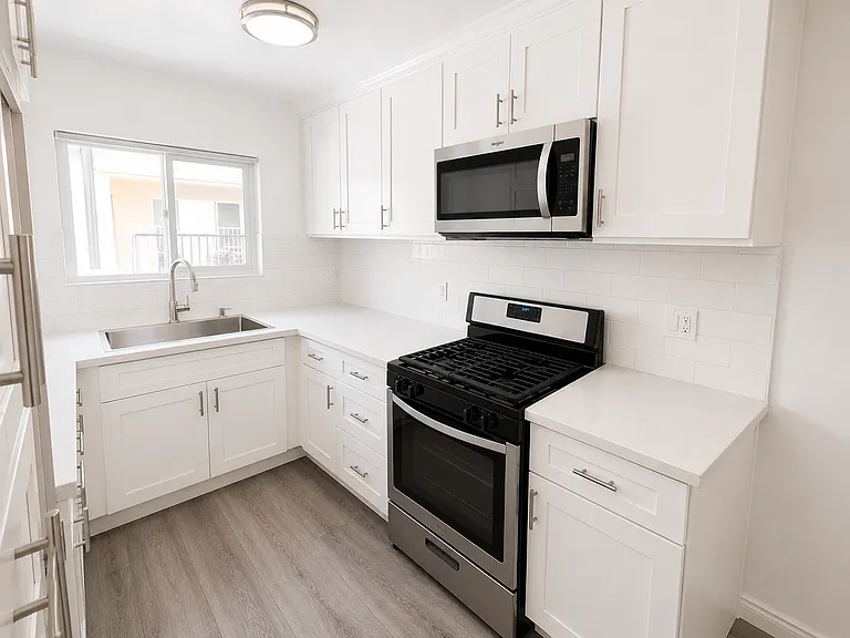 Sepulveda Apartments — Photo 21