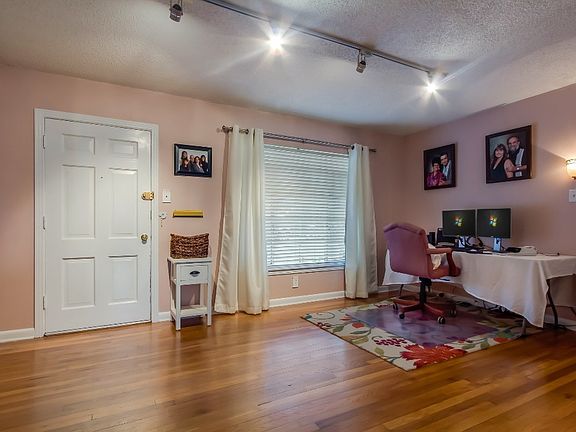5th image of 522 Williamsburg Pl