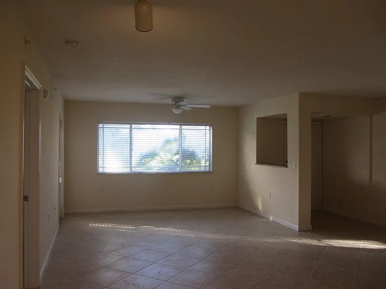 211 SW Palm Dr — Photo 4