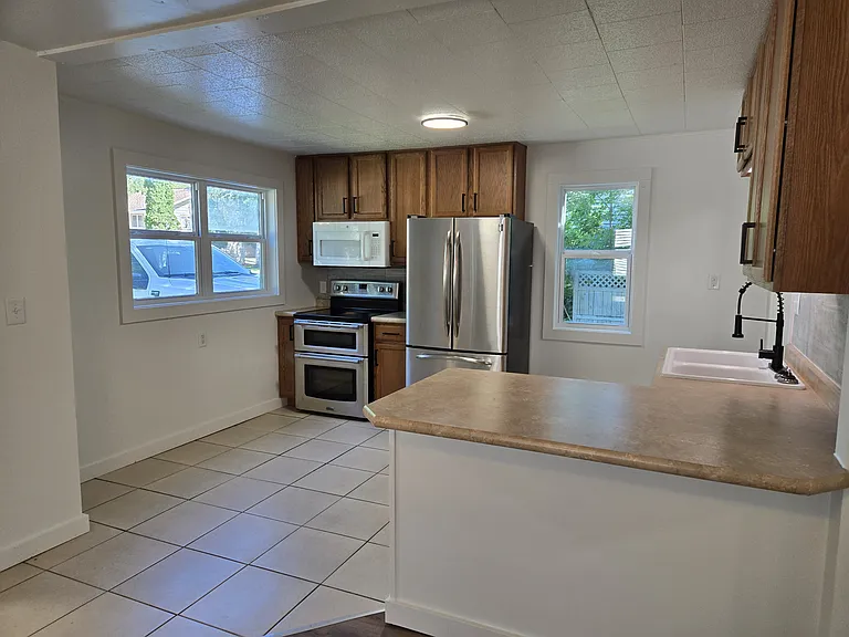 829 Kendall Ave S — Photo 2