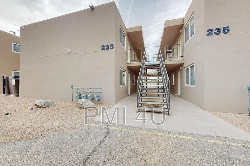 2 bed, 1.0 bath, 675 sqft, $850 — Photo 1