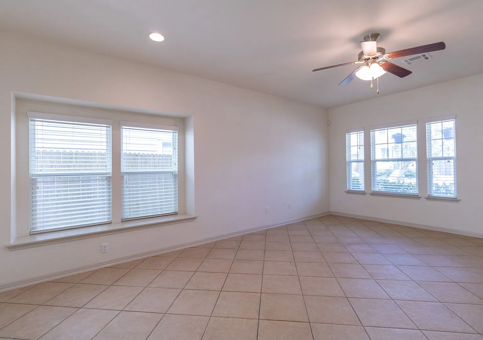 Stunning 3 bed 2.5 bath in San Marcos! — Photo 4