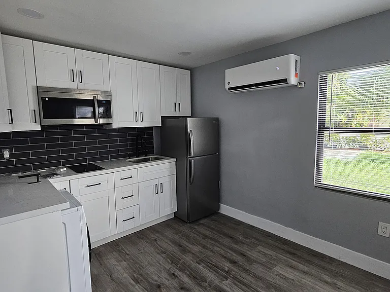 1202 NE 3rd Ave #A — Photo 3