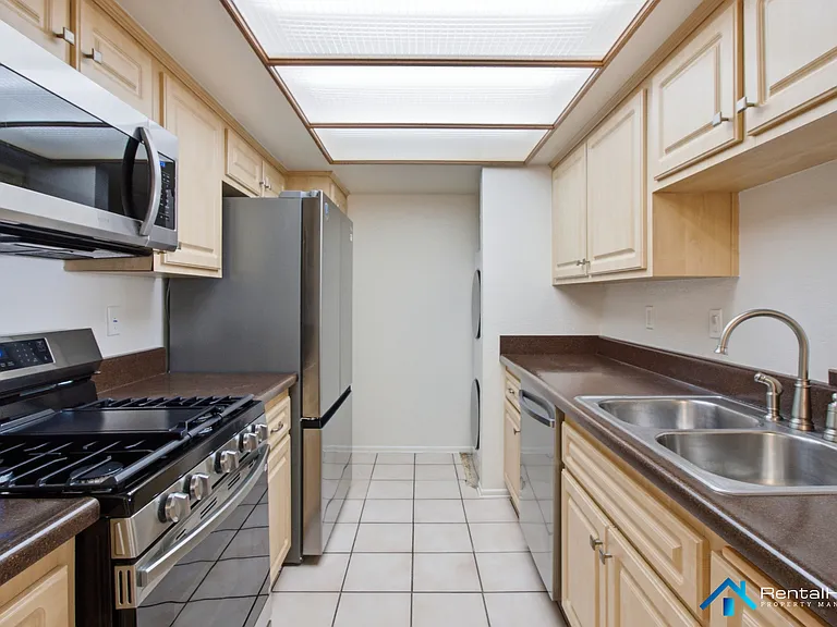 424 Oak St #330 — Photo 3