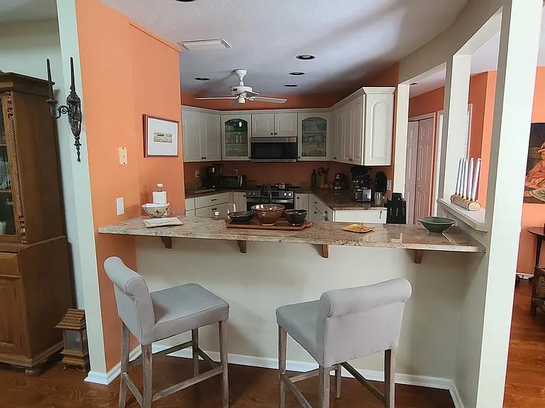 Breakfast bar and kitchen nook with comfortable sofa daybed