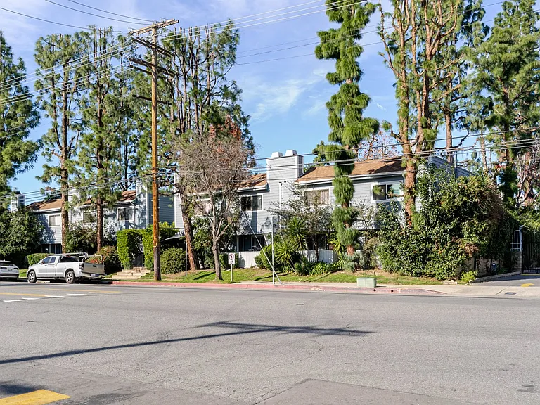 15113 Saticoy St #16 — Photo 1