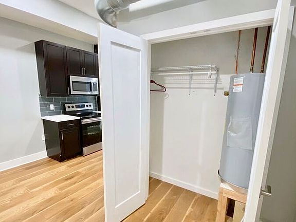 3rd image of 1525 W Girard Ave #4B