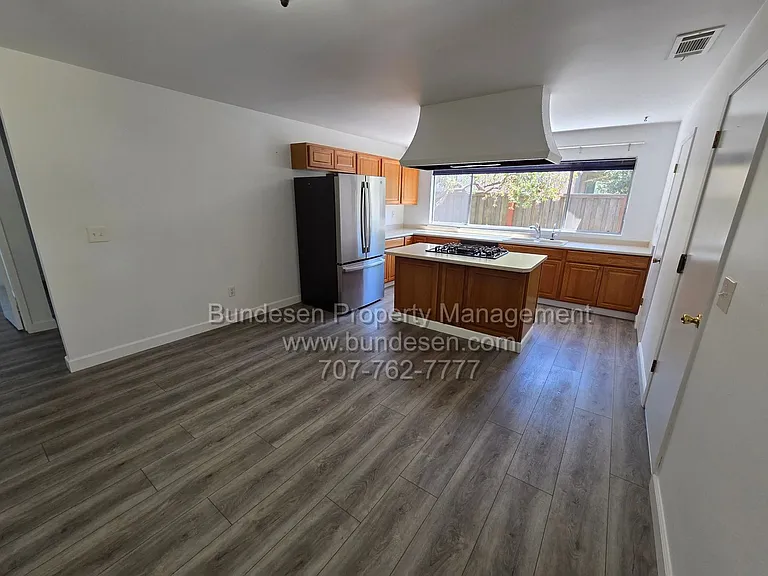 5266 Evonne Ave — Photo 2