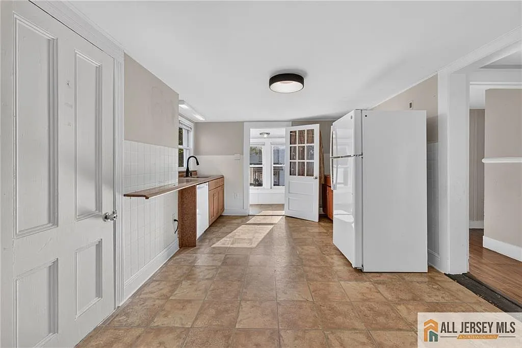 2 bed, 1.0 bath, 2380 sqft, $1,900 — Photo 4