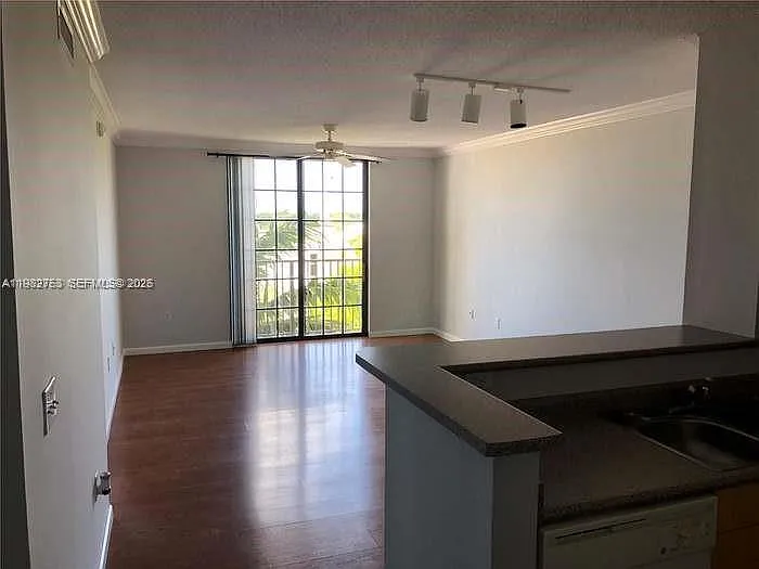 1919 Van Buren St #619A — Photo 2