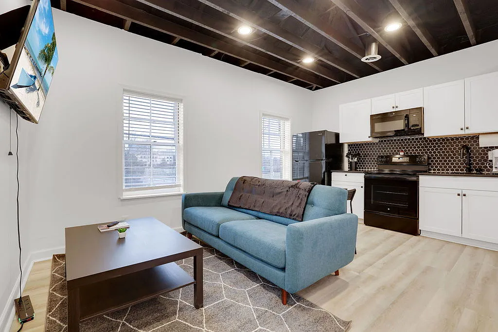 145 East Livingston Unit C — Photo 1