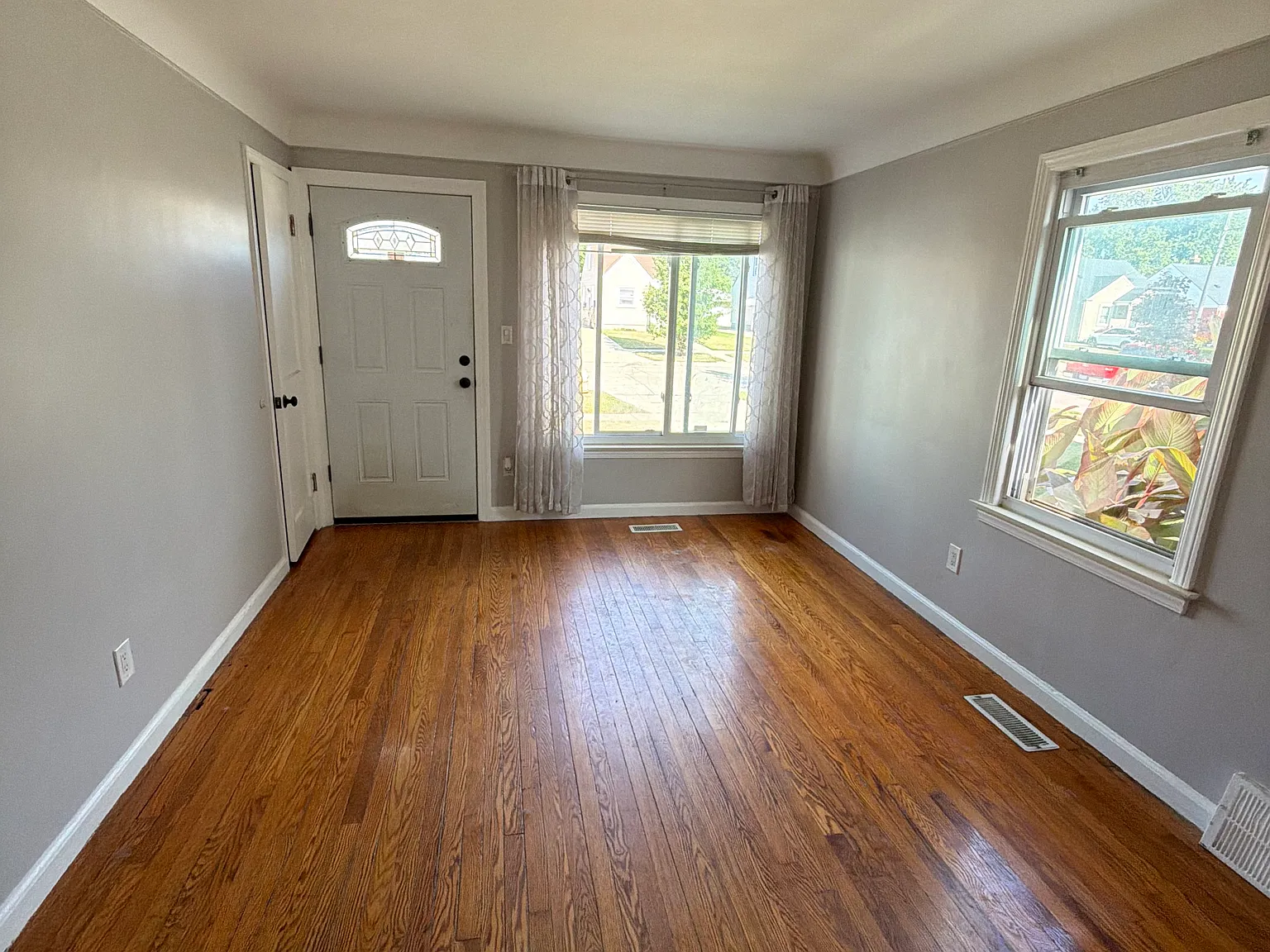 3 bed, 1080 sqft, $1,900 — Photo 3