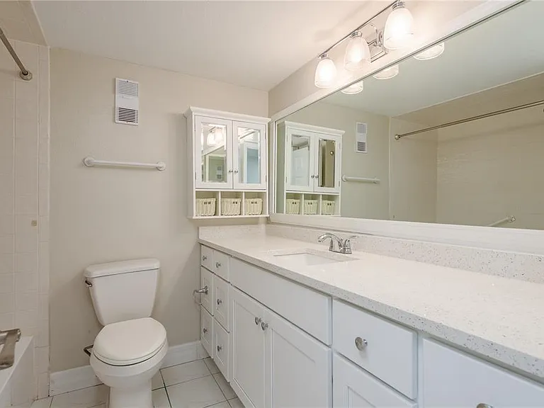 8 Glencoe Pl #104 — Photo 17