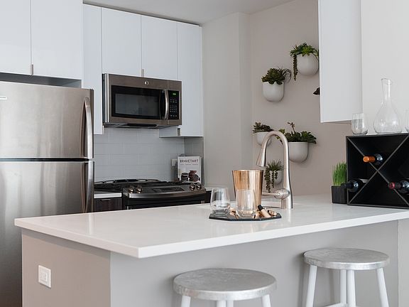 2nd image of 55 Bank St #N1004
