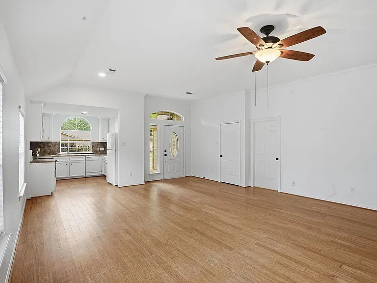 319 Moore St — Photo 4