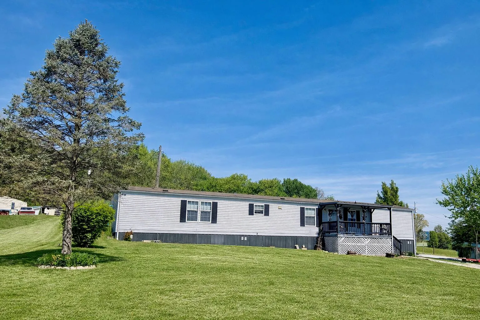 565 Bell Ln photo 1