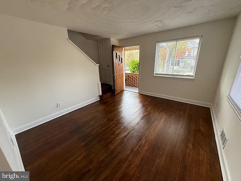 374 Chaplin St SE — Photo 11