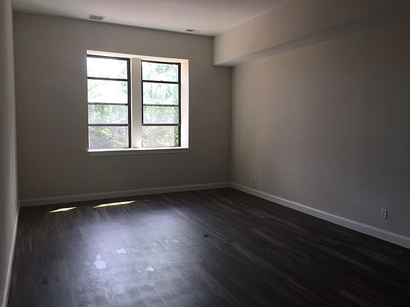 4th image of 1022 Hancock St #107