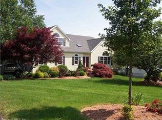 8 Applewood Dr, Quaker Hill, CT 06375