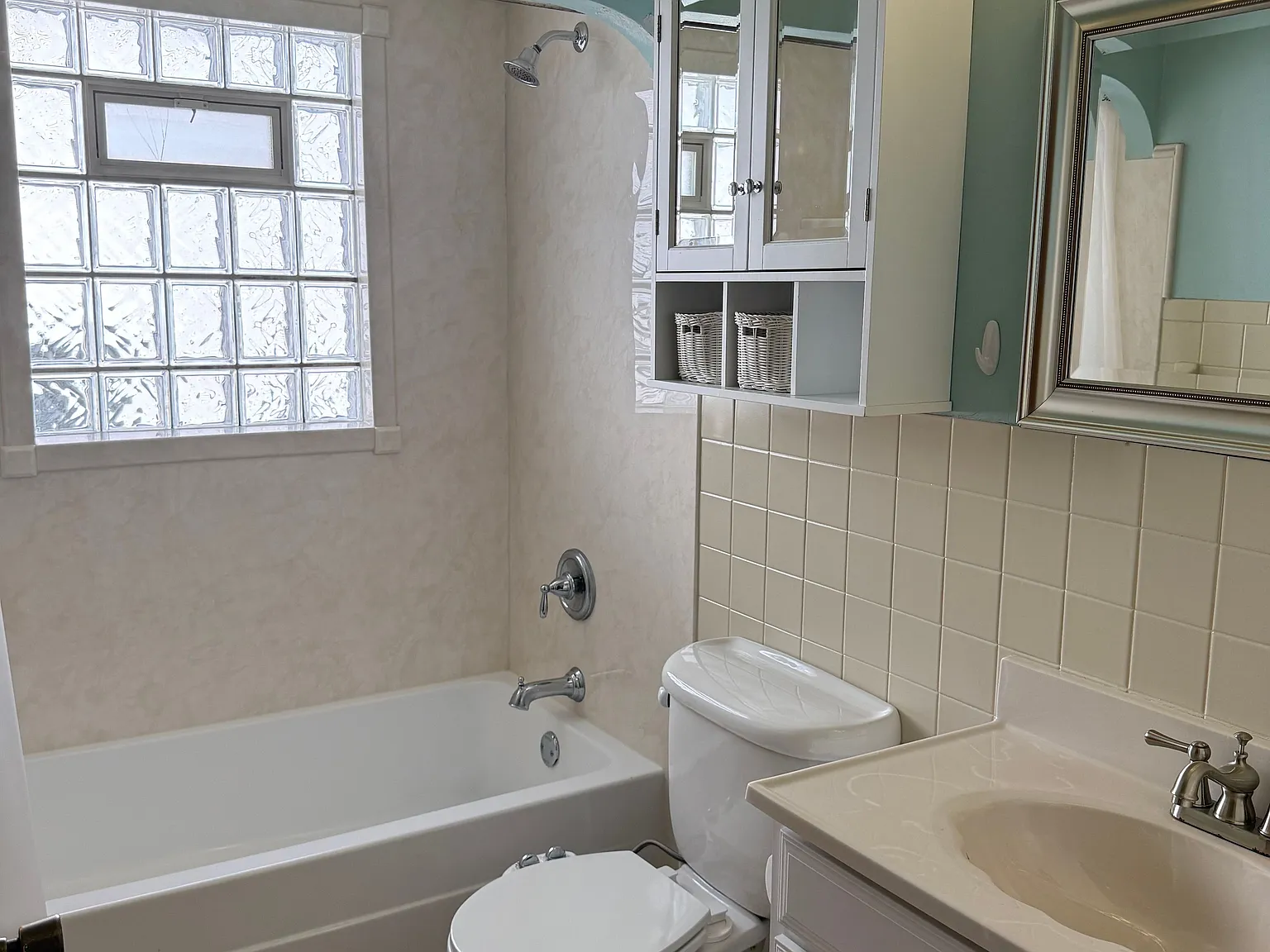 3 bed, 2.0 bath, 2164 sqft, $2,200 — Photo 3