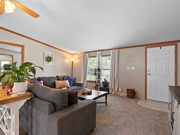 4th image of 811 Maple Ct