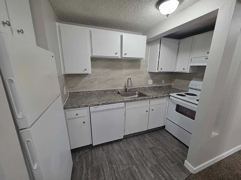 Sunstone Apartments — Photo 12